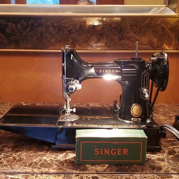 Antique Singer Sewing Machine, Featherwieght Model,  EXCELLENT CONDITION! - Picture 1 of 17